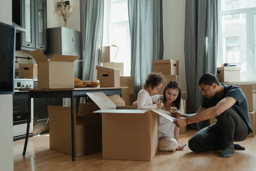 Antes de comenzar a desmontar tus muebles, es importante estar preparado, tener a mano todas las herramientas necesarias y un sistema para organizar y etiquetar las piezas pequeñas como tornillos y tuercas; de esta manera, todo estará en orden y facilitará el montaje de los muebles en tu nuevo hogar.