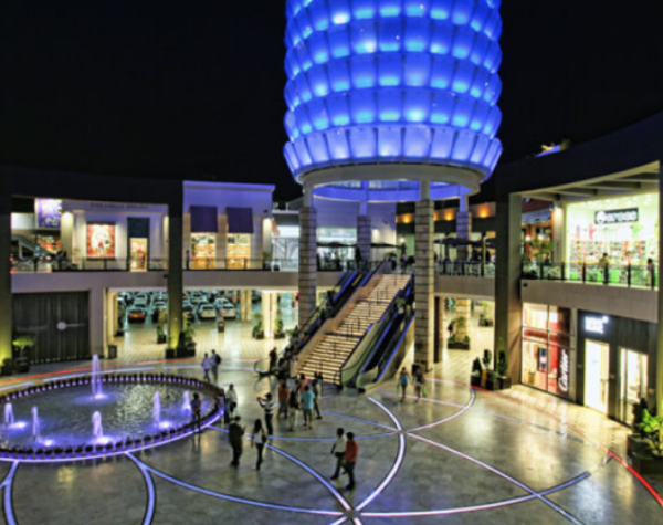 Tu nuevo hogar cerca al Jockey Plaza, ¡una ubicación que ofrece un mundo de posibilidades! Este emblemático centro comercial ha sido el corazón de las compras y el entretenimiento durante más de 26 años, y no es difícil ver por qué. Con más de 500 marcas, tiendas por departamento, moda, accesorios, supermercados, farmacias, bancos y mucho más, el Jockey Plaza es mucho más que un simple centro comercial, es un universo de experiencias pensado para satisfacer las necesidades de todos sus visitantes.