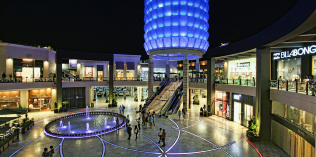 Uno de los atractivos más notables del Jockey Plaza es su impresionante oferta gastronómica. Entonces, si el destino llevó tu mudanza a Surco, cerca al este centro comercial, disfrutarás desde delicias locales hasta sabores internacionales, pues este lugar te ofrece un festín para tu paladar. ¿Tienes antojo de sushi? ¿O prefieres una parrilla criolla? Encontrarás una variedad culinaria que deleitará tus sentidos. ¡Prepárate para saborear el mundo sin salir de tu vecindario!