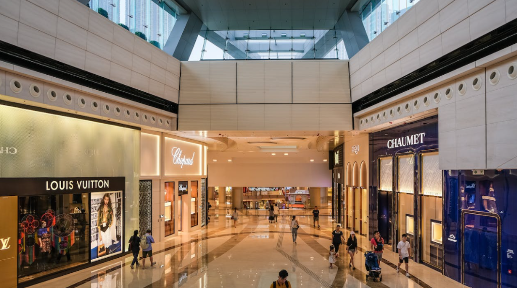 El Centro Comercial Plaza San Miguel, pionero en su tipo en Perú desde 1976, sigue siendo un referente en el panorama comercial limeño. Aquí encontrarás una impresionante variedad de tiendas, desde la creatividad de CasaIdeas hasta la elegancia de Tommy Hilfiger, pasando por las marcas deportivas como Nike y Under Armour. Con opciones para todos los gustos, este centro comercial te brinda la oportunidad de encontrar todo lo que necesitas, desde decoración hasta moda y electrónica.