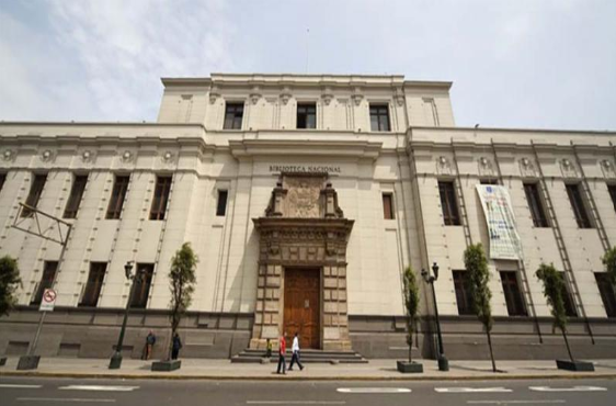 Iniciamos nuestro recorrido literario con la Gran Biblioteca Pública de Lima, un verdadero monumento literario que guarda tesoros de la historia y la cultura del país. Sus majestuosos pasillos y salas acogen miles de libros, revistas y documentos históricos que invitan a sumergirse en el conocimiento y la riqueza literaria del Perú.