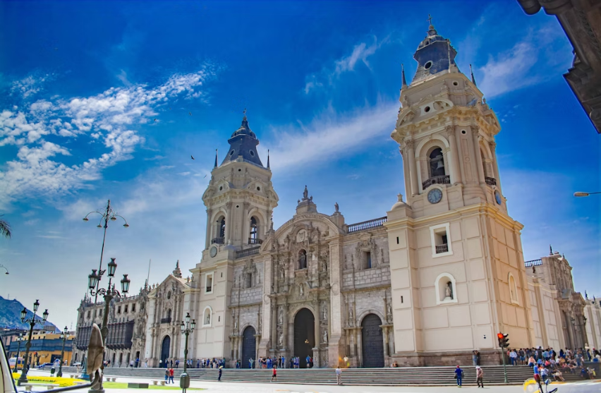 Iniciar tu mudanza en Lima con un paseo por su Centro Histórico es como abrir un libro lleno de páginas antiguas y llenas de historia. La Plaza Mayor, la Catedral de Lima y la Casa de Gobierno son solo algunos de los tesoros que albergan estas calles adoquinadas. Cada edificio cuenta una historia, y cada esquina respira el legado cultural de Lima.