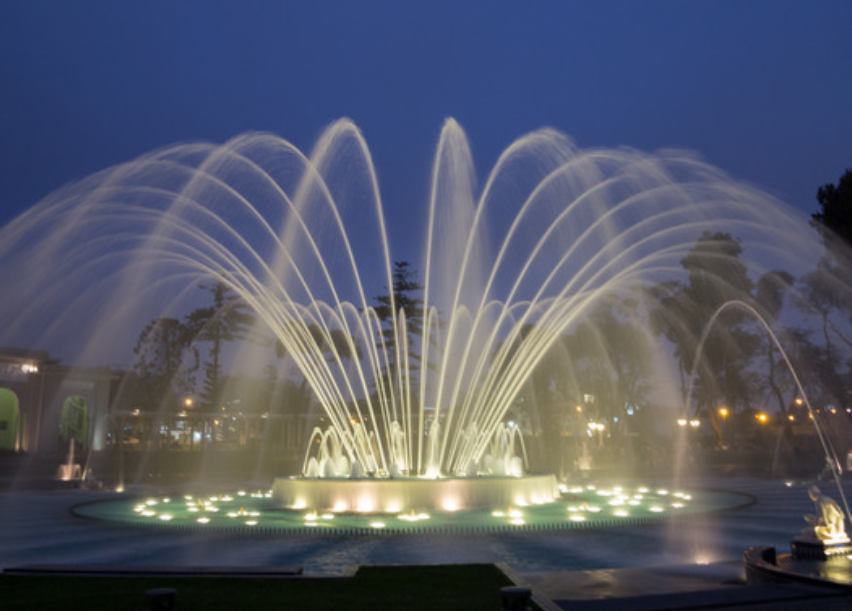 Si buscas una experiencia mágica, el Parque de la Reserva es el lugar indicado. Este parque cuenta con el famoso Circuito Mágico del Agua, donde las fuentes danzantes iluminadas crean un espectáculo inolvidable. Es un lugar perfecto para relajarse y disfrutar en familia.