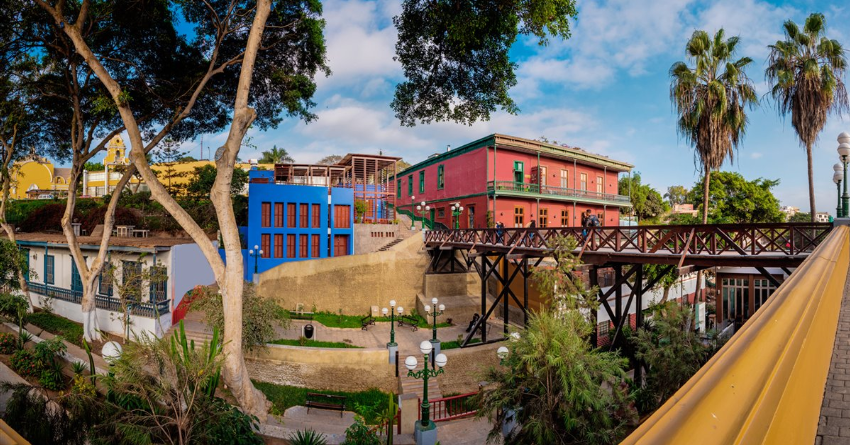 Este bohemio distrito es conocido por su encanto artístico y arquitectura única. Las coloridas casonas y los murales callejeros crean una atmósfera vibrante. Barranco también es hogar del Puente de los Suspiros, un lugar romántico que ofrece vistas impresionantes del Océano Pacífico.