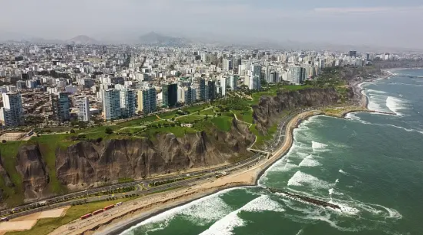 Miraflores, un distrito moderno y lleno de vida, es el lugar perfecto para aquellos que buscan disfrutar del encanto contemporáneo de Lima. El Malecón, que se extiende a lo largo de la costa, ofrece vistas panorámicas del océano y es ideal para pasear, correr o simplemente disfrutar de la brisa marina.