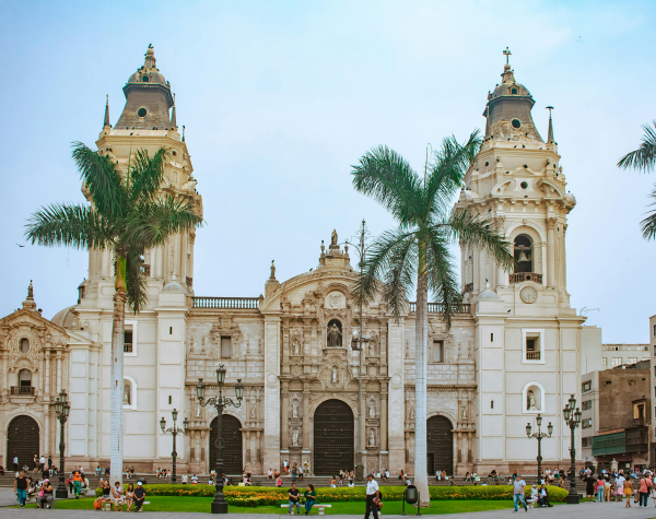 Mudarse a una nueva ciudad es más que cambiar de ubicación; es una oportunidad para descubrir la riqueza cultural y los tesoros que el lugar tiene para ofrecer. Lima, la capital de Perú, no es solo un destino para vivir, sino un viaje hacia la historia, la gastronomía y la belleza arquitectónica. Aquí te presentamos una guía de los lugares emblemáticos que no sólo enriquecerán tu experiencia de mudanza en Lima sino que también se convertirán en los rincones especiales de tu nuevo hogar.