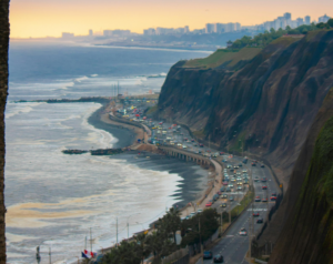 Mudarse a un nuevo hogar no sólo implica cambiar de dirección, sino también descubrir un nuevo vecindario lleno de oportunidades emocionantes. En Lima, la diversidad cultural y la riqueza histórica se entrelazan, ofreciendo una experiencia única en cada rincón de la ciudad. Aquí te presentamos una guía para explorar lugares turísticos cercanos a distintos distritos de Lima después de tu mudanza.