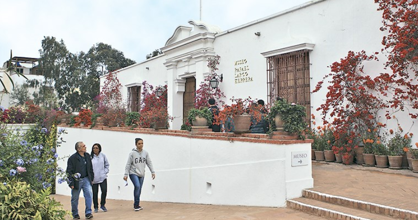 Sumérgete en la riqueza del arte y la cultura peruana en el Museo Larco. La colección de este museo privado exhibe más de 5,000 años de historia, desde artefactos precolombinos hasta obras de la época colonial.