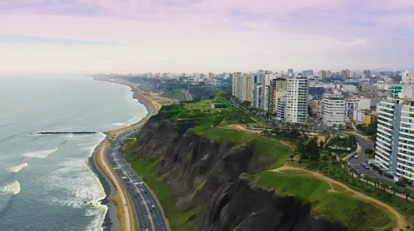 El Malecón de Miraflores es un lugar emblemático para disfrutar de vistas panorámicas al océano Pacífico con ofertas gastronómicas deliciosas. Además, el Parque Kennedy es conocido por sus gatos residentes y eventos culturales.