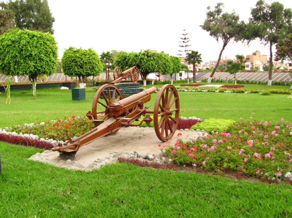 El Parque Reducto N° 5, un sitio histórico que conmemora la defensa de Lima durante la Guerra del Pacífico, ofrece una oportunidad única para sumergirse en la historia de la ciudad. Vivir cerca de este parque te permite participar en eventos y actividades que resaltan su importancia histórica, proporcionando una experiencia educativa para toda la familia. Las visitas guiadas y exposiciones temporales sobre la historia del parque enriquecen tu conocimiento y ofrecen entretenimiento cultural a pocos pasos de tu hogar.