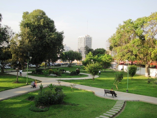 Jesús María es uno de los distritos más atractivos para vivir en Lima. Ubicado en el centro de la ciudad, es conocido por su ambiente tranquilo, áreas verdes, y una excelente infraestructura que facilita el acceso a diferentes puntos clave de la capital. Mudarse a Jesús María significa disfrutar de parques, centros educativos de calidad, y un entorno familiar seguro.