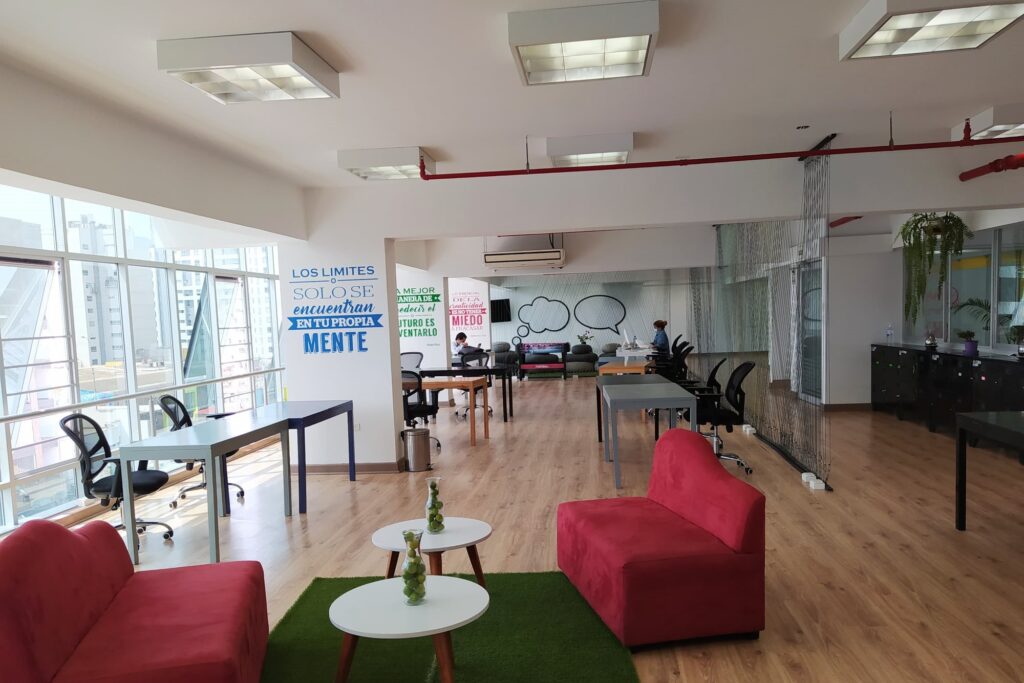 Casa Tovar no es solo un espacio de coworking; es un lugar donde las ideas fluyen y se comparten; ofrece una variedad de actividades y eventos diseñados para fomentar el networking y el crecimiento profesional de sus usuarios.