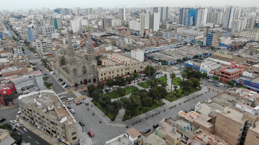 Jesús María es uno de los distritos más atractivos para vivir en Lima. Ubicado en el centro de la ciudad, es conocido por su ambiente tranquilo, áreas verdes, y una excelente infraestructura que facilita el acceso a diferentes puntos clave de la capital. Mudarse a Jesús María significa disfrutar de parques, centros educativos de calidad, y un entorno familiar seguro.